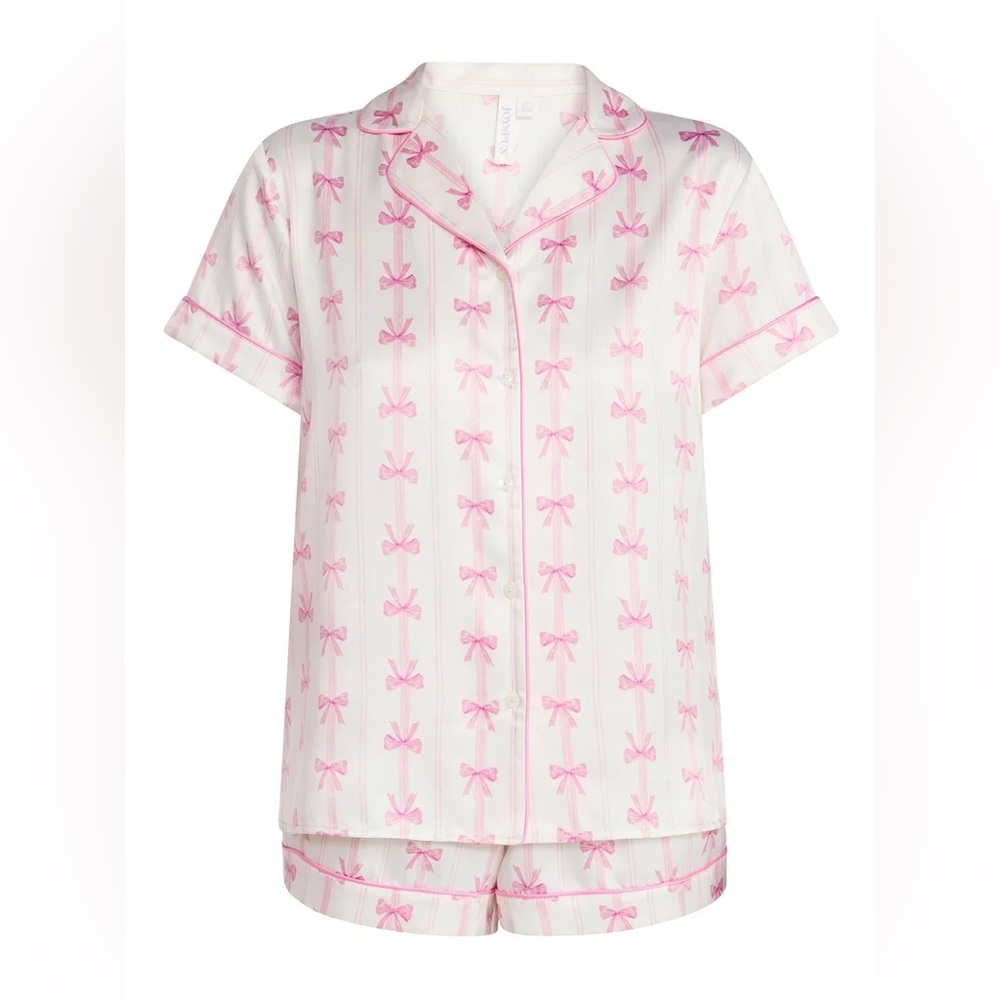 Women’s Stretch Satin Short Sleeve Top and Shorts Pajama Set. Large